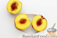 Фото приготовления рецепта: Персики, запеченные с шоколадом и имбирем - шаг №2
