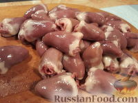 Фото приготовления рецепта: Куриные сердечки, тушенные в сметане - шаг №2