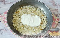 Фото приготовления рецепта: Яичница-глазунья в перце, с сыром, ветчиной и луком (в духовке) - шаг №8