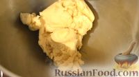Фото приготовления рецепта: Песочный пирог со сметанной заливкой и абрикосами - шаг №3