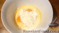 Фото приготовления рецепта: Песочный пирог со сметанной заливкой и абрикосами - шаг №6