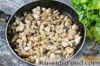 Фото приготовления рецепта: Тарталетки с курицей, грибами и сыром - шаг №3