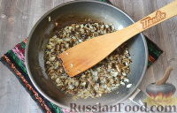 Фото приготовления рецепта: Слоёный салат с копчёной курицей и грибами - шаг №4