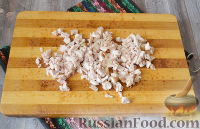 Фото приготовления рецепта: Слоёный салат с копчёной курицей и грибами - шаг №5