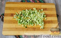 Фото приготовления рецепта: Слоёный салат с копчёной курицей и грибами - шаг №6