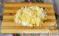 Фото приготовления рецепта: Слоёный салат с копчёной курицей и грибами - шаг №7
