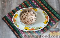 Фото приготовления рецепта: Слоёный салат с копчёной курицей и грибами - шаг №8