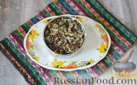 Фото приготовления рецепта: Слоёный салат с копчёной курицей и грибами - шаг №11