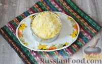 Фото приготовления рецепта: Слоёный салат с копчёной курицей и грибами - шаг №13