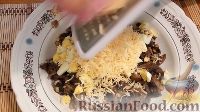 Фото приготовления рецепта: Мясные рулетики с грибами, сыром и яйцом - шаг №6