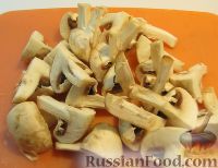 Фото приготовления рецепта: Суп с кабачком и грибами - шаг №2