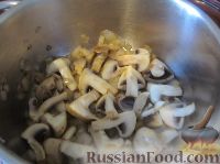 Фото приготовления рецепта: Суп с кабачком и грибами - шаг №6