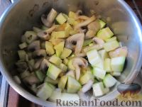 Фото приготовления рецепта: Суп с кабачком и грибами - шаг №7