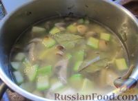 Фото приготовления рецепта: Суп с кабачком и грибами - шаг №8