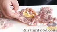 Фото приготовления рецепта: Куриные окорочка, фаршированные ветчиной и сыром - шаг №7