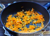 Фото приготовления рецепта: Кальмары, фаршированные овощами и грибами - шаг №3