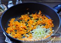 Фото приготовления рецепта: Кальмары, фаршированные овощами и грибами - шаг №4