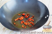 Фото приготовления рецепта: Фунчоза с баклажанами - шаг №2