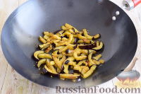 Фото приготовления рецепта: Фунчоза с баклажанами - шаг №3
