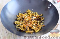 Фото приготовления рецепта: Фунчоза с баклажанами - шаг №4