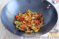 Фото приготовления рецепта: Фунчоза с баклажанами - шаг №5