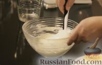 Фото приготовления рецепта: Нежный сливочно-сырный крем для кексов - шаг №4