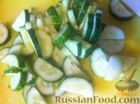 Фото приготовления рецепта: Овощной салат с сыром и ореховой заправкой - шаг №4
