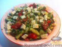 Фото приготовления рецепта: Овощной салат с сыром и ореховой заправкой - шаг №8