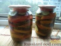 Фото к рецепту: Салат из огурцов и помидоров «Огород в банке»