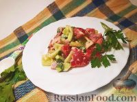 Фото приготовления рецепта: Салат с ветчиной и сыром - шаг №8