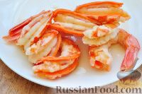 Фото приготовления рецепта: Салат с креветками и помидорами - шаг №5