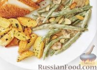 Фото приготовления рецепта: Салат с жареными кальмарами, огурцами, болгарским перцем и яичными блинчиками - шаг №13