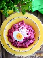Фото к рецепту: Скандинавский свекольный салат с сельдью