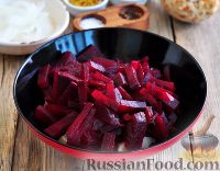 Фото приготовления рецепта: Скандинавский свекольный салат с сельдью - шаг №4