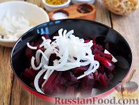 Фото приготовления рецепта: Скандинавский свекольный салат с сельдью - шаг №5