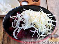 Фото приготовления рецепта: Скандинавский свекольный салат с сельдью - шаг №6