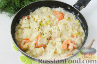 Фото приготовления рецепта: Паста с креветками в сливочном соусе - шаг №5