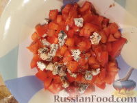 Фото приготовления рецепта: Салат из перца, помидоров и сыра - шаг №5