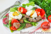 Фото к рецепту: Теплый салат с куриной печенью, помидорами черри и яйцом пашот