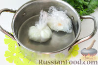 Фото приготовления рецепта: Теплый салат с куриной печенью, помидорами черри и яйцом пашот - шаг №4