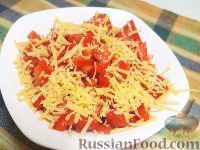 Фото приготовления рецепта: Салат из перца, помидоров и сыра - шаг №6