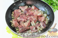 Фото приготовления рецепта: Теплый салат с куриной печенью, помидорами черри и яйцом пашот - шаг №6
