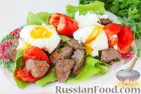 Фото приготовления рецепта: Теплый салат с куриной печенью, помидорами черри и яйцом пашот - шаг №8