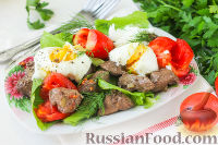 Фото приготовления рецепта: Теплый салат с куриной печенью, помидорами черри и яйцом пашот - шаг №9