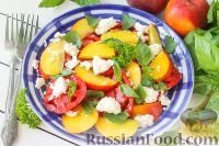 Фото к рецепту: Салат из персиков, помидоров и мягкого сыра, с базиликом