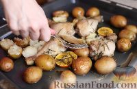 Фото приготовления рецепта: Средиземноморская курица, запечённая с картофелем - шаг №4