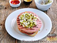 Фото приготовления рецепта: Порилайнен (финский бутерброд с вареной колбасой) - шаг №8