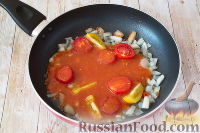 Фото приготовления рецепта: Тилапия в томатном соусе с консервированным нутом - шаг №5