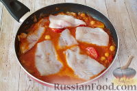 Фото приготовления рецепта: Тилапия в томатном соусе с консервированным нутом - шаг №8