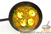Фото приготовления рецепта: Яйца в томатном соусе - шаг №10